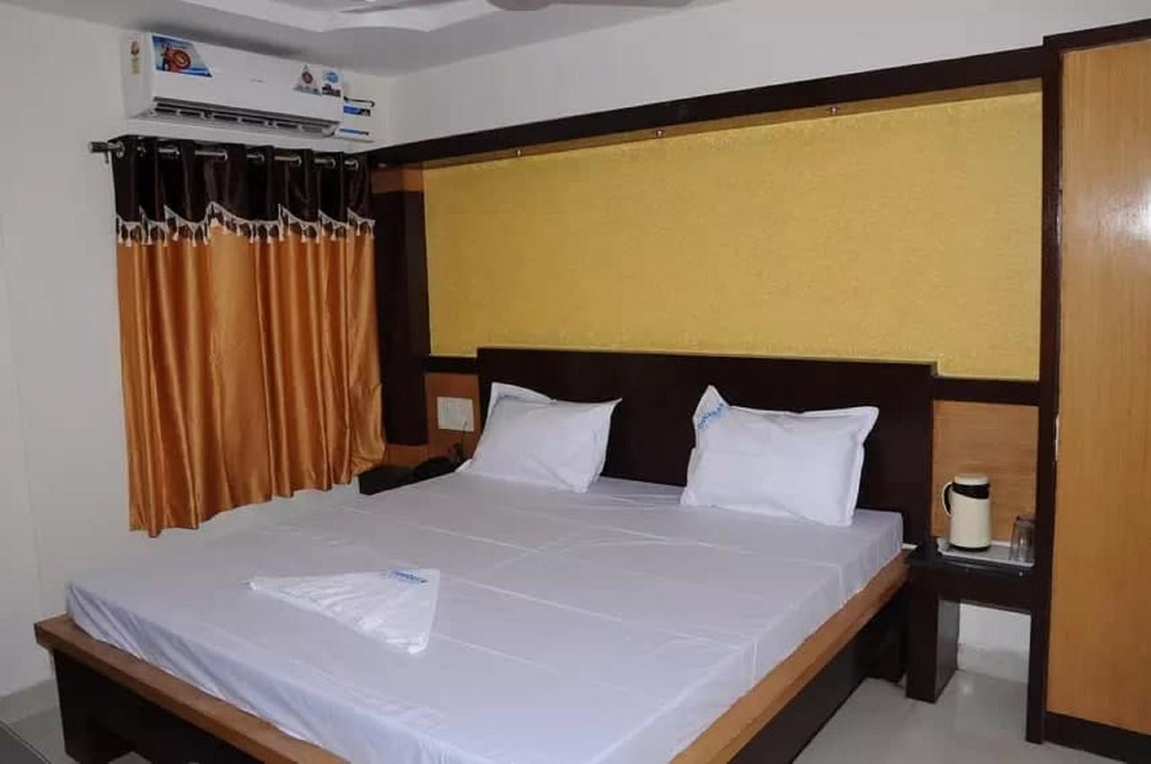 Hotel Dwaraka Residency Kākināda Exterior foto