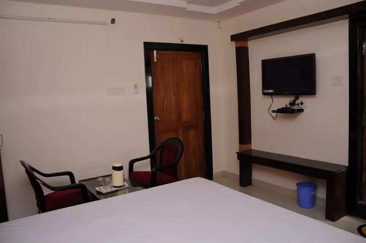 Hotel Dwaraka Residency Kākināda Exterior foto